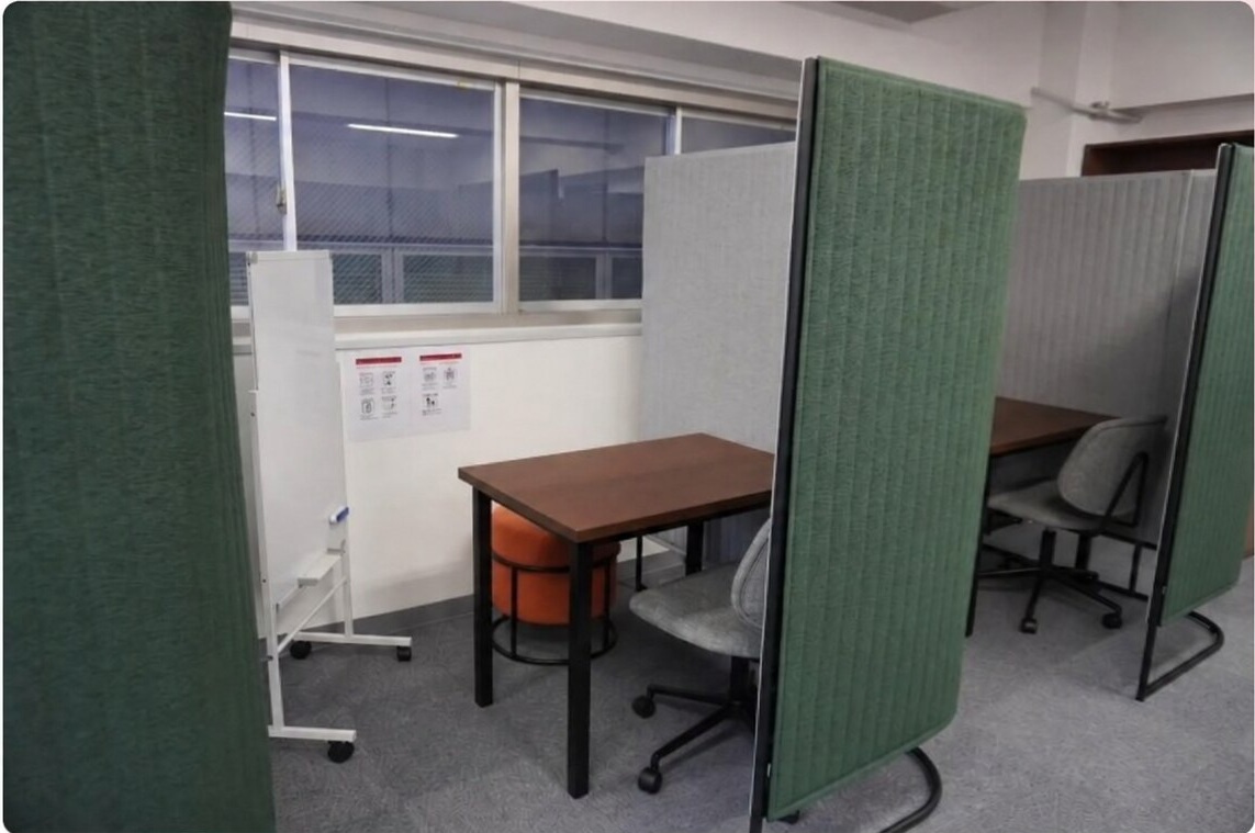 PSIアカデミア新宿校のホワイトボード付き半個室ブース